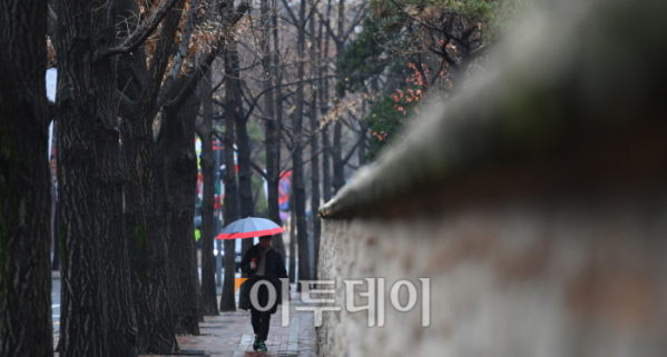▲전국 곳곳에 겨울비가 내린 지난 3일 오전 서울 중구 정동길에서 우산을 쓴 시민들이 발걸음을 재촉하고 있다. 