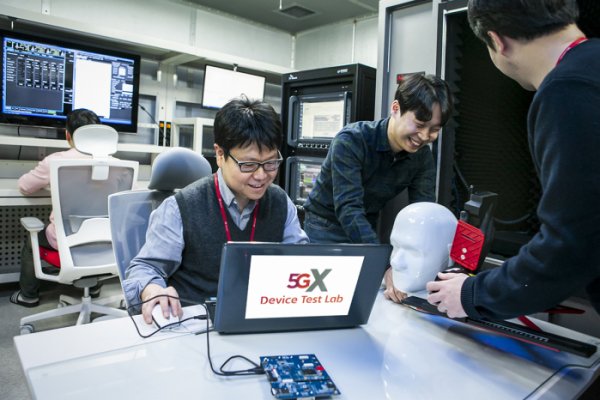 ▲ SK텔레콤 5G 디바이스 테스트 랩 연구원들이 계측 장비로 5G 디바이스를 테스트하고 있는 모습.(사진제공= SK텔레콤)