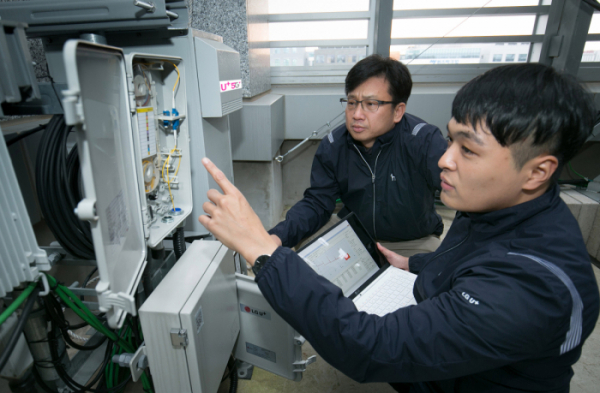 ▲ LG유플러스 직원들이 새로 개발된 광선로감시시스템을 시험하고 있다. (사진제공= LG유플러스)