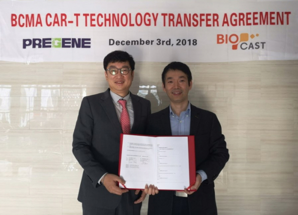 ▲바이오제네틱스 안주훈 대표(왼쪽)와 프리진 Zhang Jishuai CTO가 CAR-T세포 치료제 기술이전 계약을 체결했다.(바이오제네틱스)