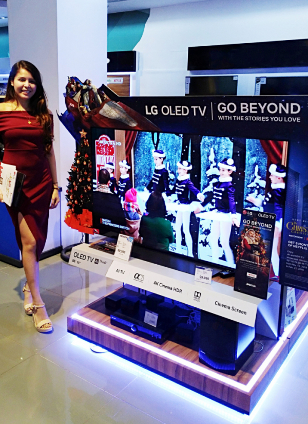 ▲필리핀 마닐라 소재 가전매장에서 모델이 LG전자 올레드 TV AI 씽큐 제품을 소개하고 있다.(사진제공 LG전자)
