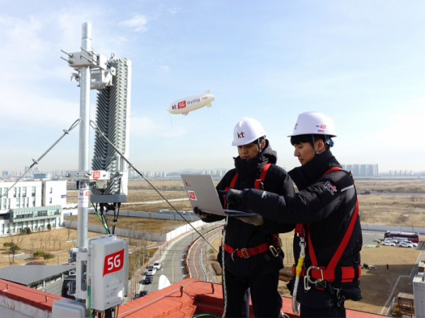 ▲KT가 연세대학교와 함께 구축한 ‘5G 오픈 플랫폼’ 기반으로 연세대학교 송도 국제캠퍼스에서 5G 스카이십 영상 전송 시연을 선보이고 있다. (사진제공= KT)