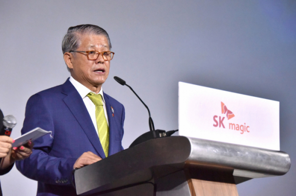 ▲최신원 SK네트웍스 회장이 4일 열린 자사의 말레이시아 가전 판매 법인 발대식 행사에서 격려사를 하고 있다. (사진 제공=SK네트웍스)