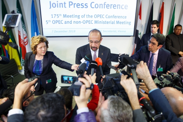 ▲칼리드 알팔리 사우디아라비아 산업에너지광물부 장관이 7일(현지시간) 오스트리아 빈에서 석유수출국기구(OPEC) 회의를 마치고 기자회견을 하고 있다. 이날 OPEC과 러시아 등 비 OPEC 주요 산유국들은 내년 1월부터 6개월간 산유량을 하루 120만 배럴 감산하기로 합의했다. 빈/EPA연합뉴스
