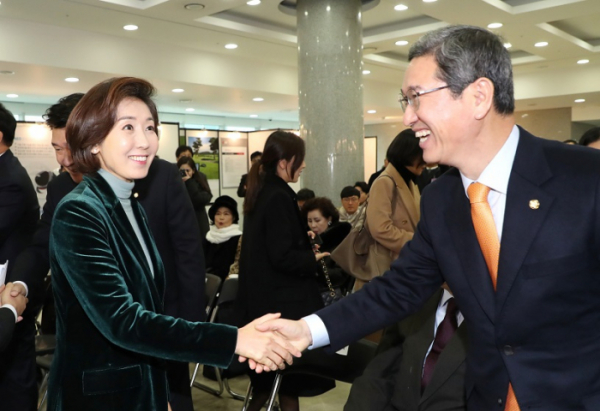 ▲자유한국당 원대대표에 출마한 나경원(왼쪽), 김학용 의원이 10일 오전 국회 의원회관에서 열린 '인공지능(AI)선진국으로 가는길' 국가재조포럼 토론회에서 인사하고 있다.(연합뉴스)