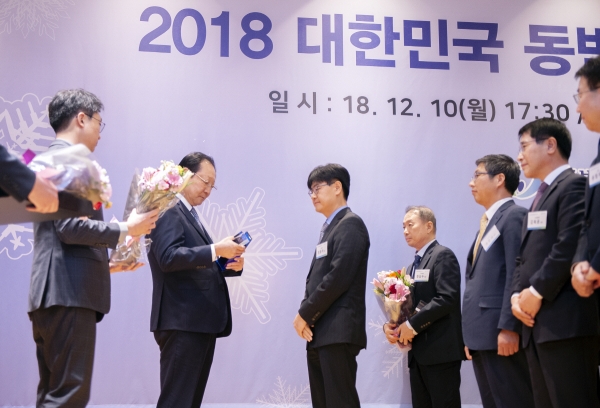 ▲임동아 네이버 리더가 10일 열린 ‘2018 대한민국 동반성장 기업 대상 시상식’에서 동반성장지수 최우수 기업상을 수상하고 있다.   사진제공 네이버