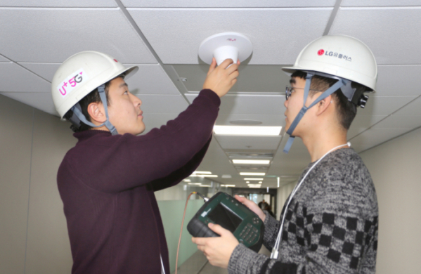 ▲LG유플러스 직원들이 신축 건물에 5G 인빌딩 안테나를 설치하고 있다.(사진제공= LG유플러스)