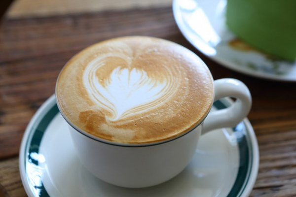 ▲오랜 역사를 간직한 성을 바라보며 세련된 카페에서 커피 한 잔을 하는 매력을 느낄 수 있다.