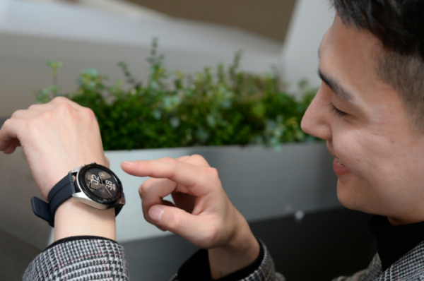 ▲LG전자가 17일 아날로그 감성을 웨어러블 기술에 담아낸 스마트 워치 ‘LG 워치 W7’를 국내에 출시한다. LG전자 모델이 ‘LG Watch W7’을 소개하고 있다.  (사진제공=LG전자)