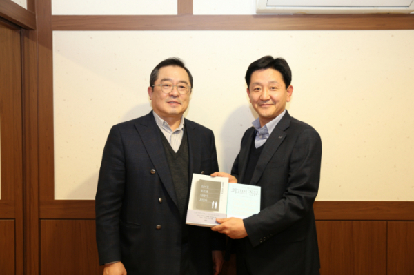 ▲구자열 LS그룹 회장이 14일 LS용산타워에서 신규 임원이된 LS산전 박석원 이사에게 책을 선물하고 있다. (사진제공=LS)