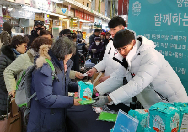 ▲KT가 15일 서울 마포구 망원시장에서 소상공인 지원 온(ON)마켓 행사를 진행하며, 시장 방문 고객들에게 장바구니와 온쫄면, 온음료 등을 나눠주고 있다. (사진제공= KT)