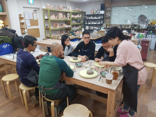 ▲해외직원들이 도자기 만들기 체험을 하고 있다.(사진 제공=롯데케미칼)