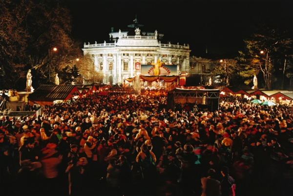 ▲비엔나 새해 전야제가 열리고 있는 부르크 극장 앞.
