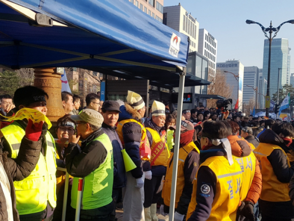 ▲택시 4개 단체 관계자들이 삭발을 하고 상복을 입는 등 고인을 추모하고 있다. (조성준 기자 tiatio@)