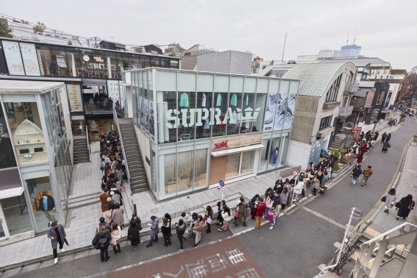 ▲지난 22일 문을 연 일본 도쿄의 카카오프렌즈 매장 앞.  고객들이 줄을 서서 매장 입장을 기다리고 있다.