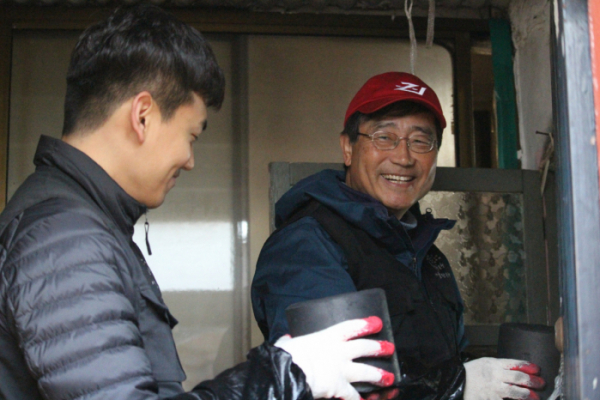 ▲효성캐피탈 김용덕 대표이사(사진 오른쪽)이 연탄을 나르고 있다.(사진 제공=효성)