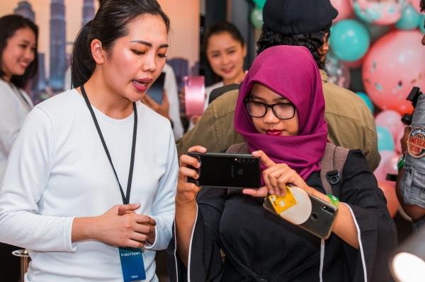 ▲10월 말레이시아 쿠알라룸푸르에서 진행된 ‘A 갤럭시 이벤트’ 참석자들이 세계 최초로 쿼드 카메라를 탑재한 ‘갤럭시 A9’을 체험하고 있는 모습. 사진제공 삼성전자