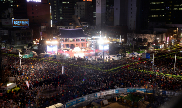 ▲매년 1월 1일 새벽 시민들은 서울 종로구 보신각에 모여 타종 소리를 들으며 새해를 맞이한다. (뉴시스)