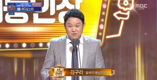 즐겁게 TV를 시청하는 사람들
