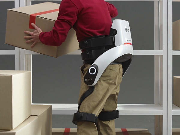 ▲LG전자는 ‘CES 2019’에서 산업현장이나 상업, 물류공간에서 사용자의 허리근력을 보조하는 ‘LG 클로이 수트봇(CLOi SuitBot)’을 선보인다. 사진제공 LG전자