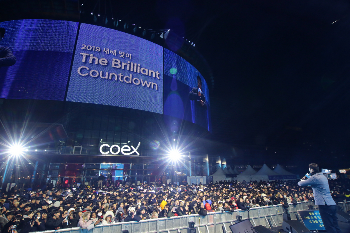 ▲현대차는 고객과 함께하는 대규모 새해 맞이 이벤트인 '더 브릴리언트 카운트다운 2019'를 성황리에 마쳤다고 밝혔다. 사진은 '더 브릴리언트 카운트다운 2019' 행사 모습. (사진제공=현대차)
