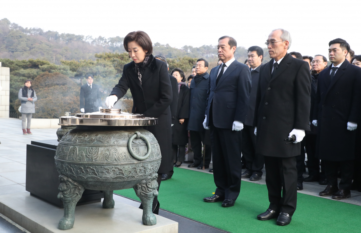 ▲자유한국당 나경원 원내대표가 새해 첫날인 1일 오전 동작구 국립서울현충원을 참배하며 분향하고 있다.(연합뉴스)