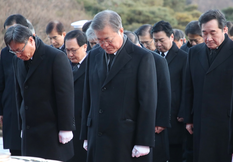 ▲문재인 대통령이 2일 오전 서울 동작동 국립현충원을 찾아 이낙연 국무총리를 비롯한 국무위원, 최재형 감사원장, 청와대 보좌진들과 현충탑 앞에서 묵념하고 있다.(연합뉴스)