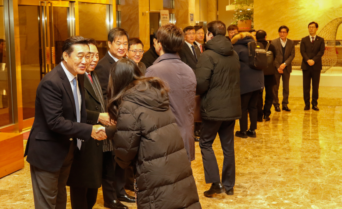 ▲유경선 유진그룹 회장(왼쪽 첫번째)이 직원들과 악수를 하며 덕담을 나누고 있다.
