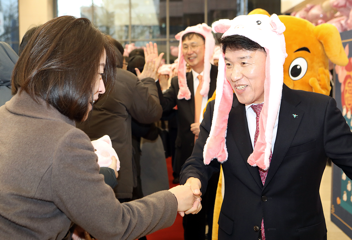 ▲함영주 하나은행장(사진 오른쪽)이 2일 아침 을지로 본점에서 출근하는 직원들과 '새해 아침 인사'를 나눴다.