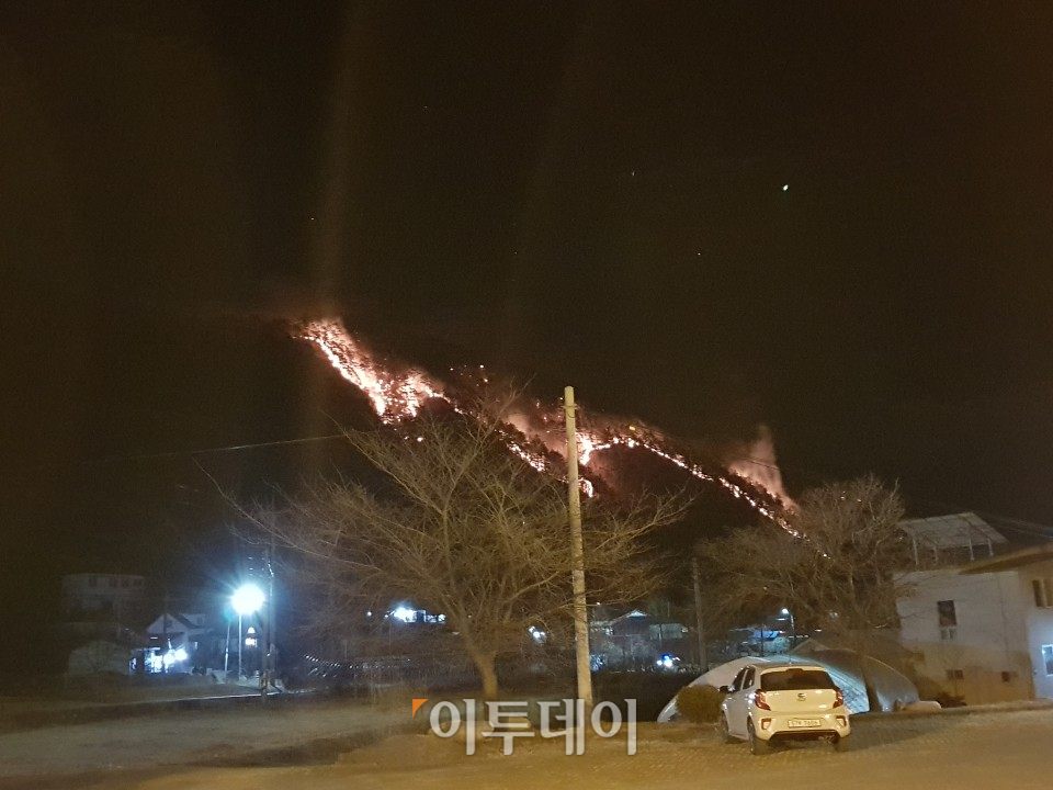 ▲1일 오후 4시 12분께 강원도 양양군 서면 송천리에서 발생한 산불이 진행되고 있다.(산림청)