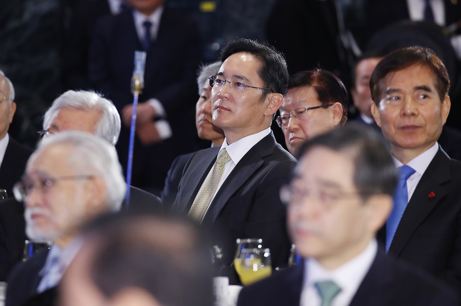 ▲이재용 삼성전자 부회장이 2일 오전 서울 여의도 중소기업중앙회 그랜드홀에서 열린 2019 기해년 신년회에 참석해 문재인 대통령의 신년사를 듣고 있다.(연합뉴스)