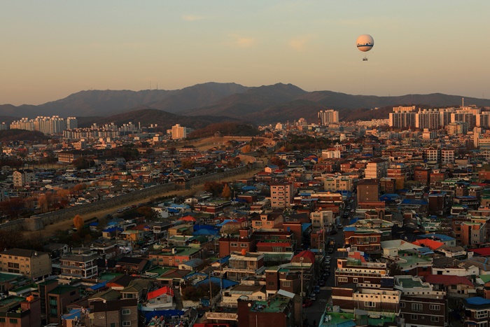▲수원제일교회는 유럽의 고성같은 웅장한 교회 종탑의 상층부가 노을빛전망대다.