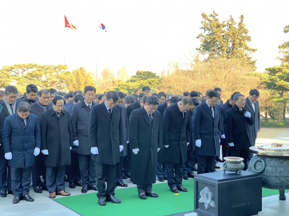 ▲(앞줄 왼쪽 두번째부터) 한화디펜스 이성수 대표이사, ㈜한화 옥경석 대표이사, 한화시스템 장시권 대표이사(사진 제공=한화)