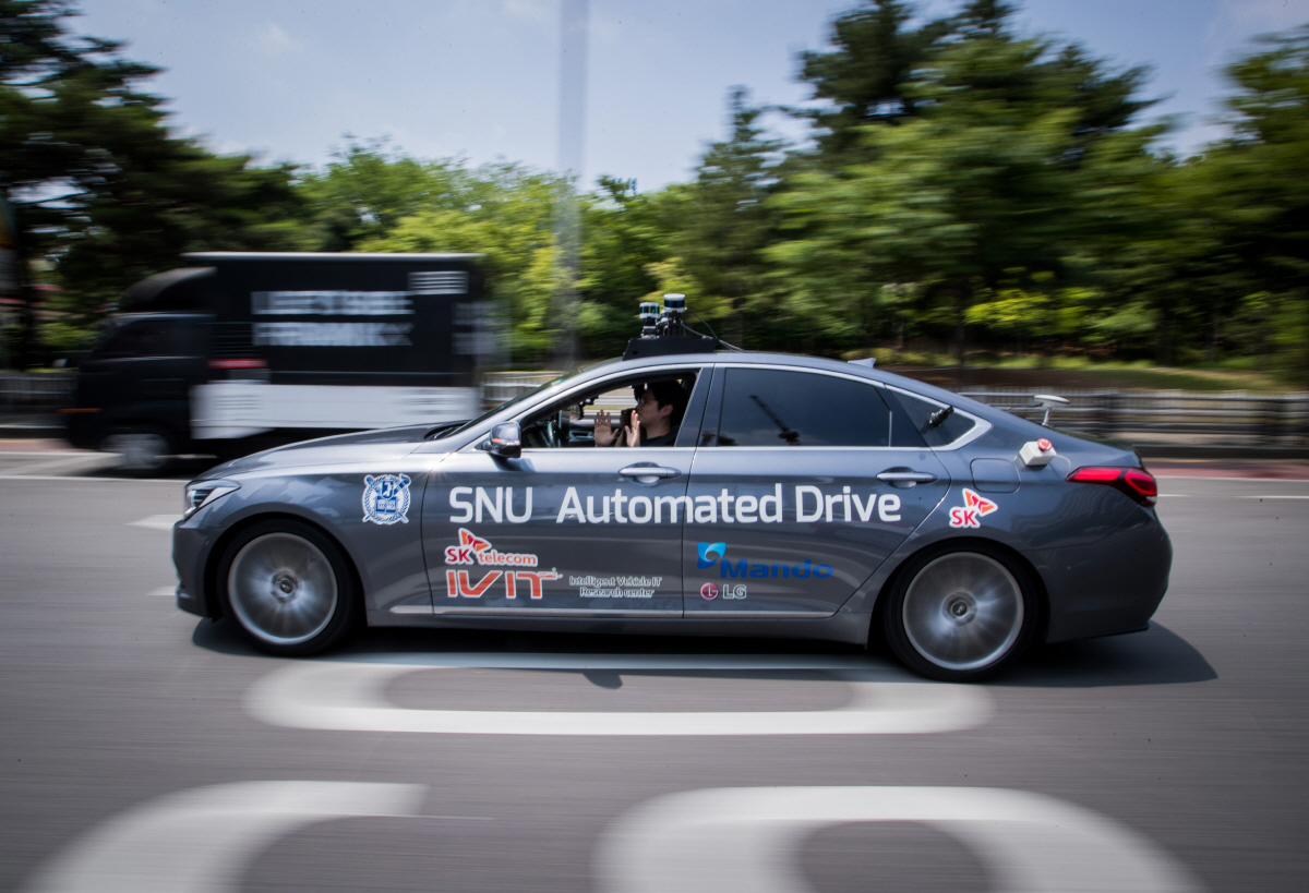 ▲서울대 서승우 교수팀이 개발한 자율주행차 ‘스누버’가 서울 여의도 도심을 달리고 있다. 뉴시스