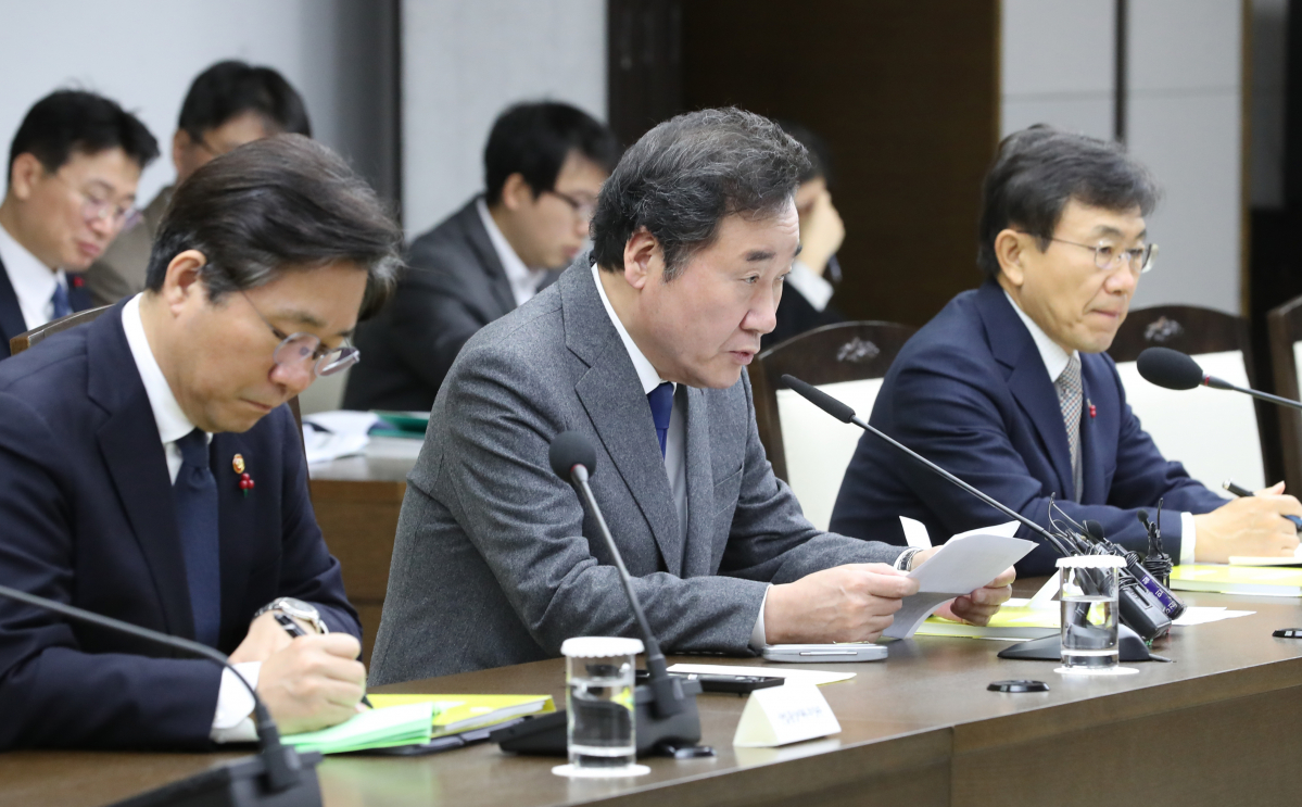 ▲지난달 27일 이낙연 국무총리 주재로 열린 국정현안점검조정회의. 왼쪽부터 성윤모 산업통상자원부 장관, 이낙연 국무총리.(연합뉴스)