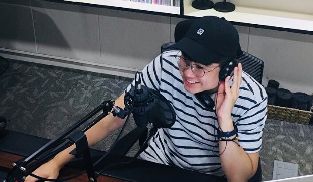 ▲방구석미술관의 저자 조원재 작가가 팟캐스트를 녹음하고 있다.