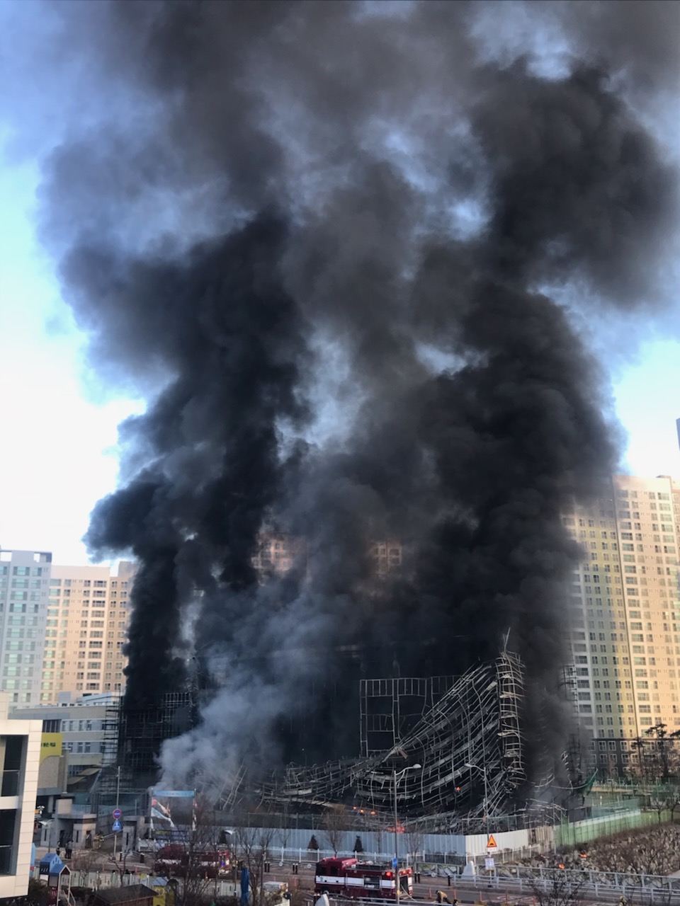 ▲3일 오전 9시32분께 충남 천안시 서북구 차암동 차암초등학교 증축 공사 현장에서 발생한 화재(뉴시스)