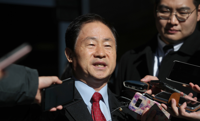 ▲주광덕 자유한국당 의원이 3일 오전 서울 서초구 서울중앙지방검찰청에서 故 노무현 전 대통령 일가 뇌물수수 혐의 고발인 조사를 마친 후 입장을 밝히고 있다.(뉴시스)