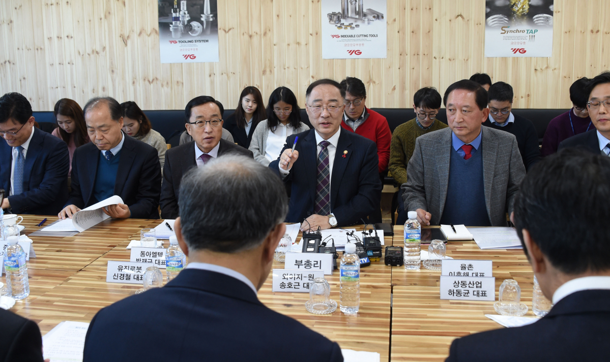 ▲홍남기 부총리 겸 기획재정부 장관이 3일 인천에 있는 와이지-원 부평공장에서 열린 ‘4차 현장방문·소통 라운드데이블-수출업체 관련 간담회’에 참석해 모두발언을 하고 있다.(기획재저우)