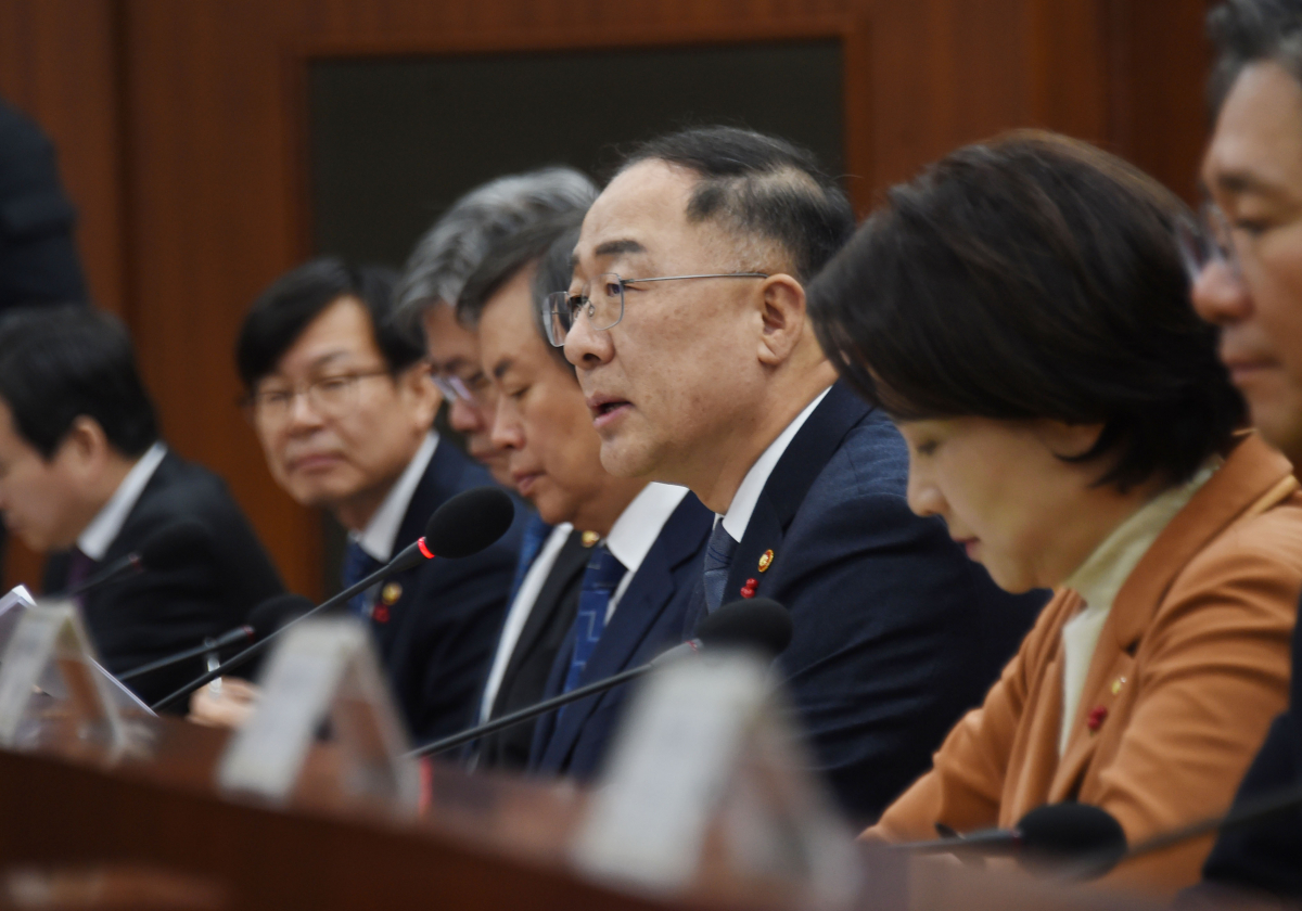 ▲홍남기 경제부총리 겸 기획재정부 장관(왼쪽 다섯번째)이 4일 정부서울청사에서 열린 제4차 경제활력대책회의에서 모두발언을 하고 있다.(기획재정부)