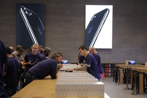 ▲독일 베를린의 애플스토어에서 2016년 9월 16일(현지시간) 직원이 당시 최신 기종인 아이폰7을 고객들에게 판매하고 있다. 베를린/AP뉴시스 
