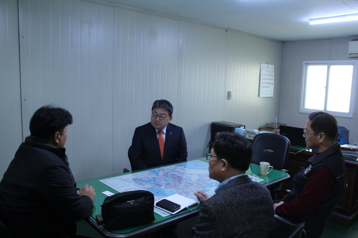 ▲유정배 대한석탄공사 사장은 3~4일 연탄 제조 현장을 잇따라 찾아 수급 상황을 점검했다. (대한석탄공사)