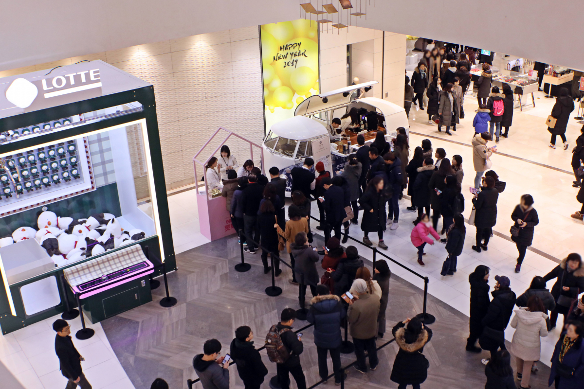 ▲4일 오전 롯데백화점 인천터미널점 오픈을 맞아 방문한 고객들이 쇼핑을 즐기고 있다.(사진제공=롯데백화점)