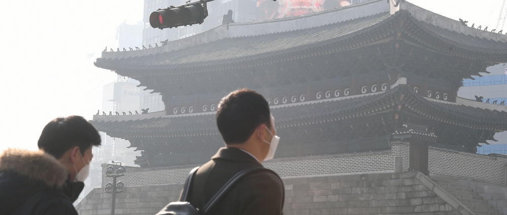 ▲겨울철 찬 고기압 세력이 약화되는 동시에 대기가 정체되며 미세먼지 농도가 치솟는 현상이 반복되고 있다. 수도권의 초미세먼지 농도가 '매우 나쁨' 단계까지 오른 17일 오전 서울 올림픽대로가 뿌연 먼지로 뒤덮여 있다. 오승현 기자 story@(이투데이DB)