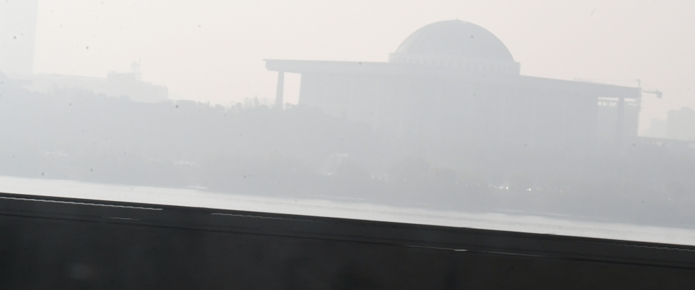 ▲겨울철 찬 고기압 세력이 약화되는 동시에 대기가 정체되며 미세먼지 농도가 치솟는 현상이 반복되고 있다. 수도권의 초미세먼지 농도가 '매우 나쁨' 단계까지 오른 17일 오전 서울 올림픽대로가 뿌연 먼지로 뒤덮여 있다. 오승현 기자 story@(이투데이DB)