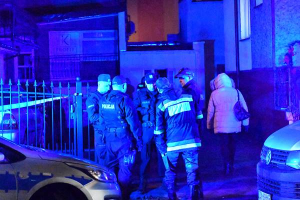 ▲<YONHAP PHOTO-1064> epa07262371 Police and firefighters at a scene of a fire in Koszalin, Poland, 04 January 2019. According to reports, five 15-years old girls were killed in a fire that broke out in an 'escape room'as they were trying to solve logical riddles. Also one man was seriously injured in the fire. Escape room is a form of entertainment, in which participants solve specific tasks and riddles to get out of a closed room.  EPA/MARCIN BIELECKI POLAND OUT/2019-01-05 05:15:28/<저작권자 ⓒ 1980-2019 ㈜연합뉴스. 무단 전재 재배포 금지.>(=연합뉴스 )