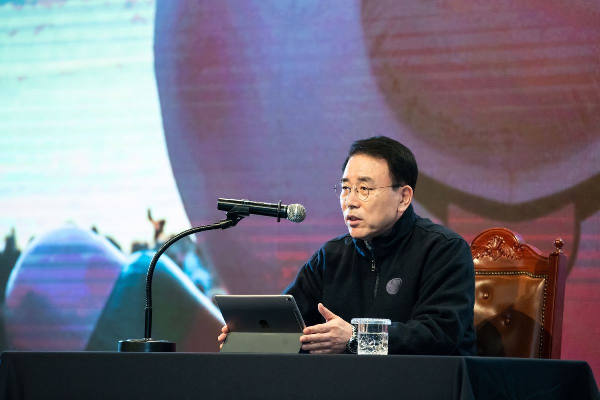 ▲신한금융그룹은 4일과 5일 이틀간 경기도 기흥에 위치한 신한은행 연수원에서 조용병 회장을 비롯한 전 그룹사 CEO와 경영진 및 본부장 350여 명이 참석한 가운데 '2019년 신한경영포럼'을 개최했다. 포럼 첫째 날 조 회장이 "원신한으로 창도하라"는 주제로 강연을 하고 있다.(신한금융그룹)