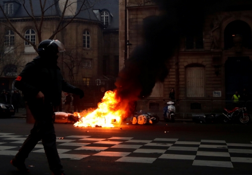 ▲5일(현지시간) 프랑스 파리 생 제르맹가 인근 ‘노란조끼(Gilets Jaunes)’ 시위 과정에서 오토바이 한대가 불타고 있다. 파리/로이터연합뉴스
