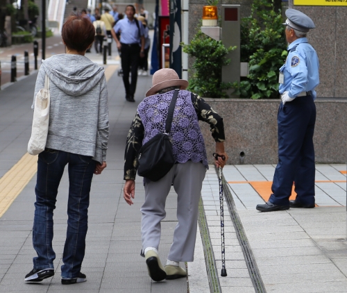 ▲일본 가나가와현 가와사키시에서 여성 노인이 지팡이에 의지해 걷고 있다. 연합뉴스
