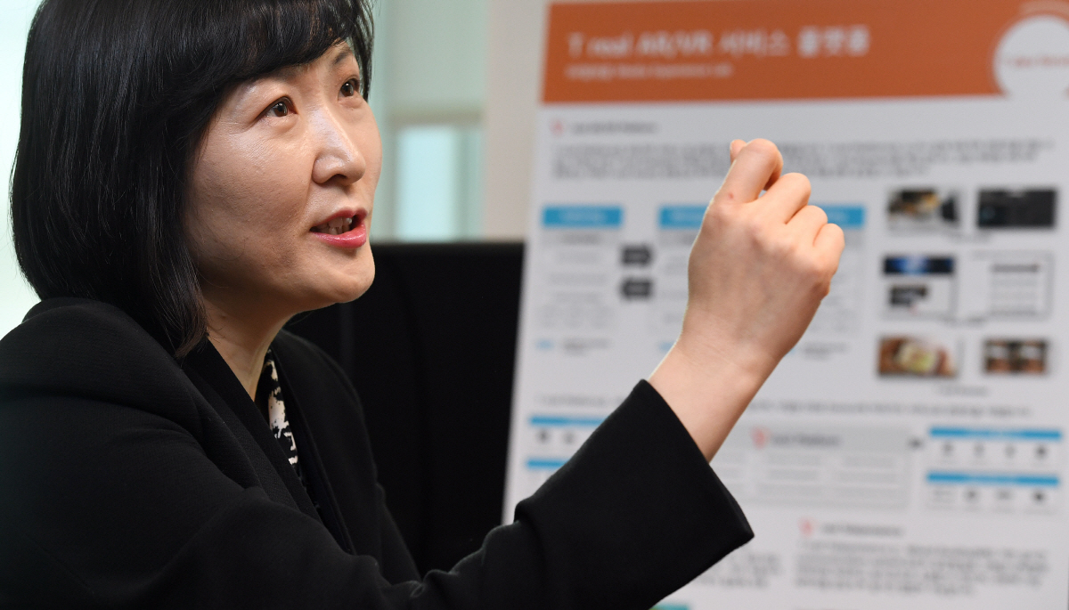 ▲전진수 SK텔레콤 ICT기술센터 미디어테크랩장이 서울 을지로 SKT타워에서 인공지능(AI), 가상현실(VR), 증강현실(AR) 등 5G 시대의 정보통신기술(ICT)에 대한 청사진을 제시하고 있다. 오승현 기자 story@